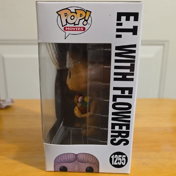 Funko E.T. Brown Vinyl Figure with Flowers - Picture 2 of 4